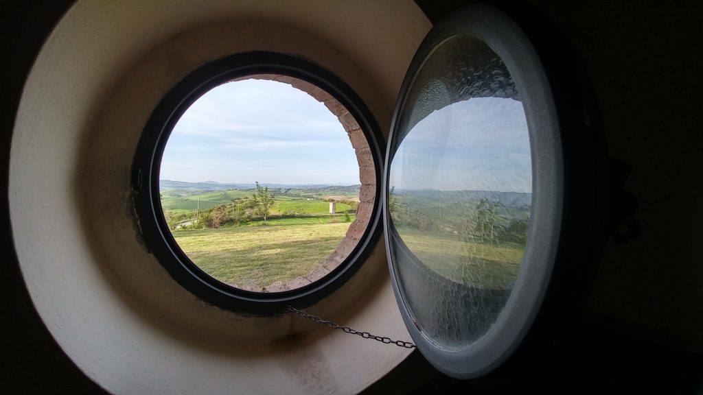 Paesaggio visto da una finestra rotonda